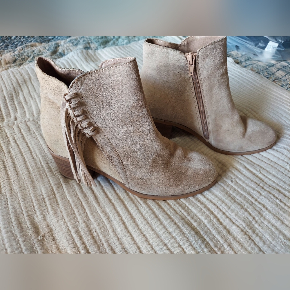 Reaction by Kenneth Cole ankle boots, size 8.